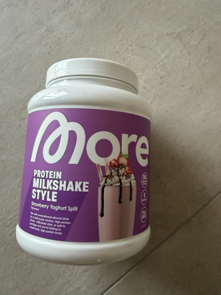 Der fertige Shake mit ungesüßtem Mandel-Drink – cremig, gleichmäßig, hellrosa.