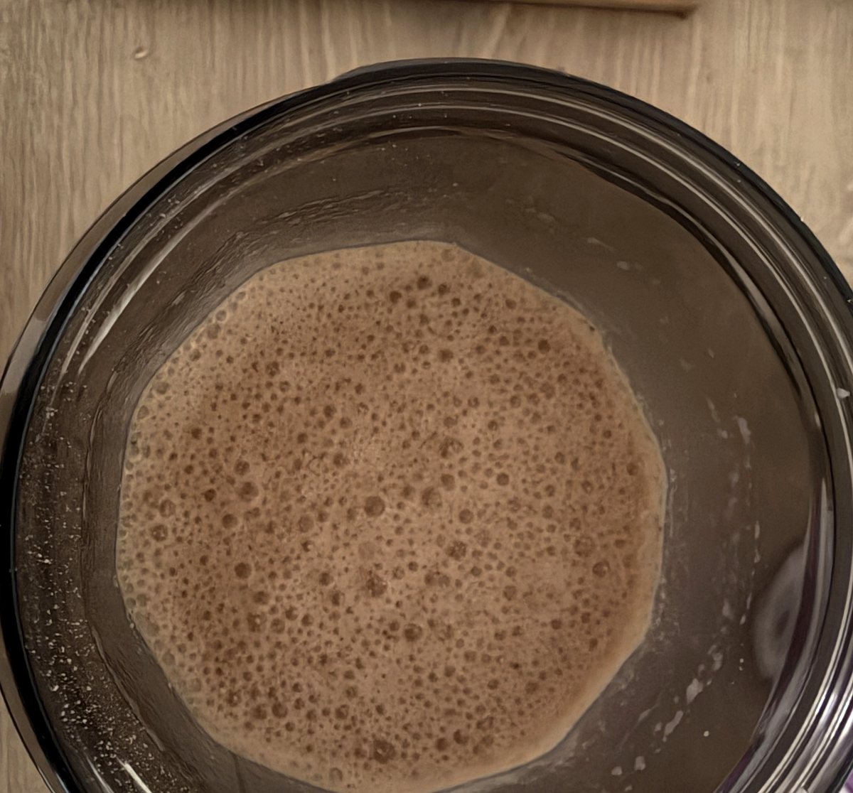 Fertig zubereiteter Protein Iced Coffee im Glas mit feiner Schaumkrone