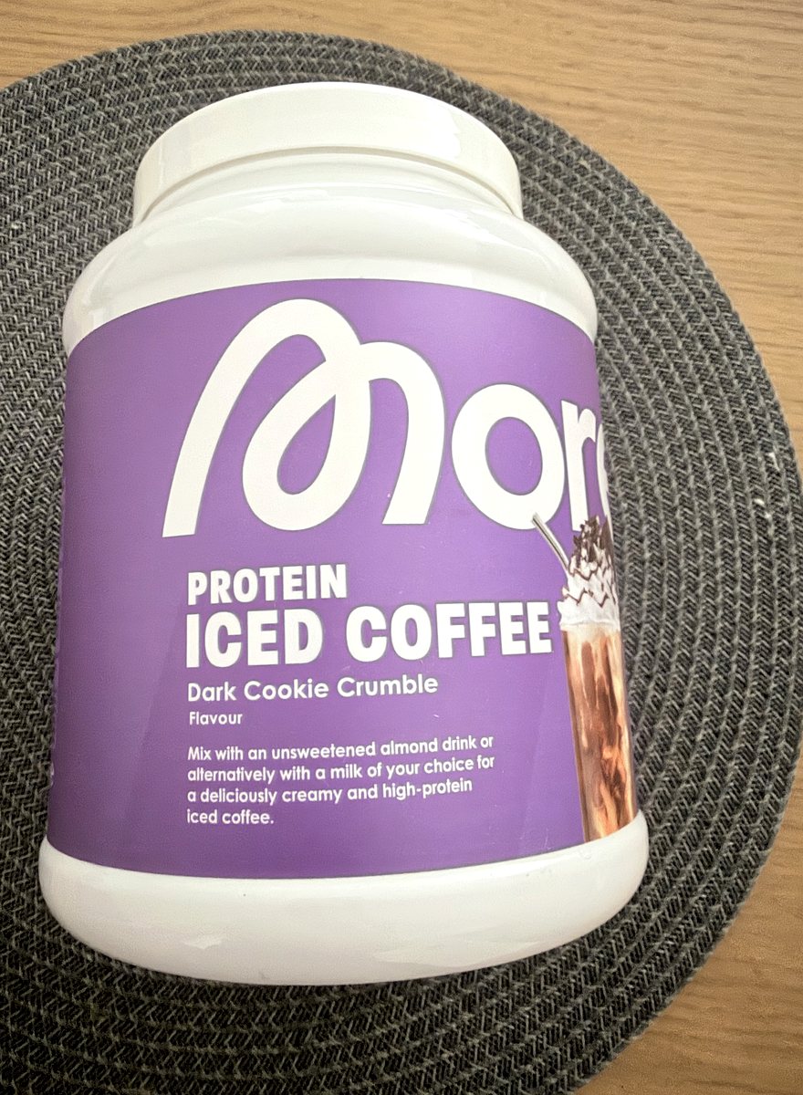 Dose des More Nutrition Protein Iced Coffee in der Sorte Dark Cookie Crumble